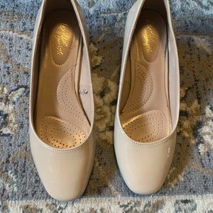 Comfort low block heel pumps